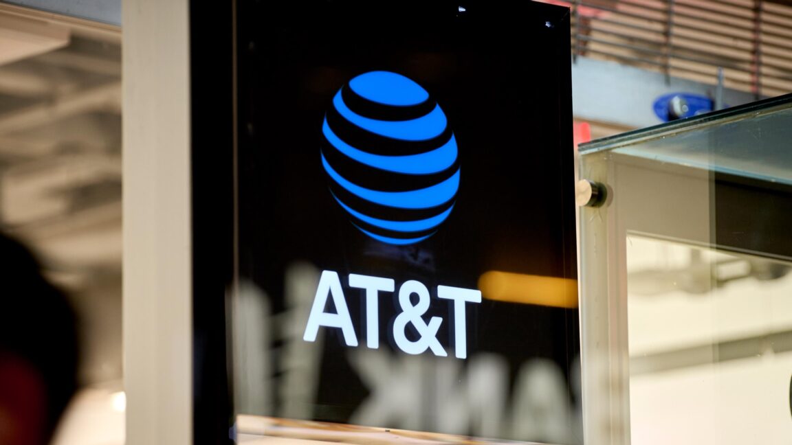 AT&T kills home Internet service in NY over law requiring  or  plans