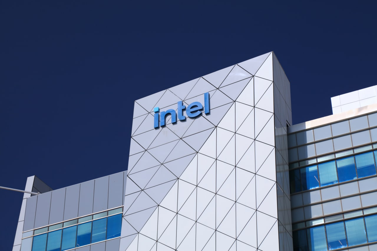 Intel shows signs of progress in the face of another revenue decline