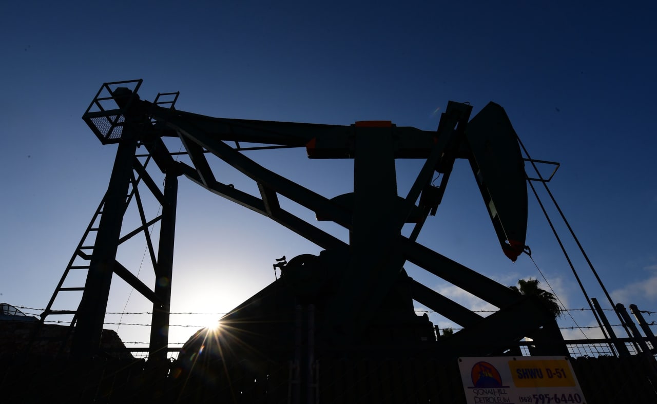 Oil prices on track for fourth straight weekly gain on supply fears