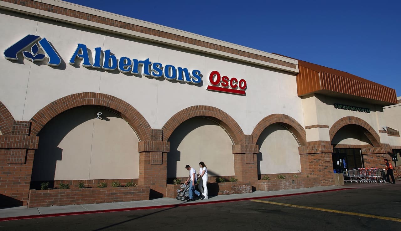 Albertsons profit beat overshadows a sales miss as it readies to go it alone