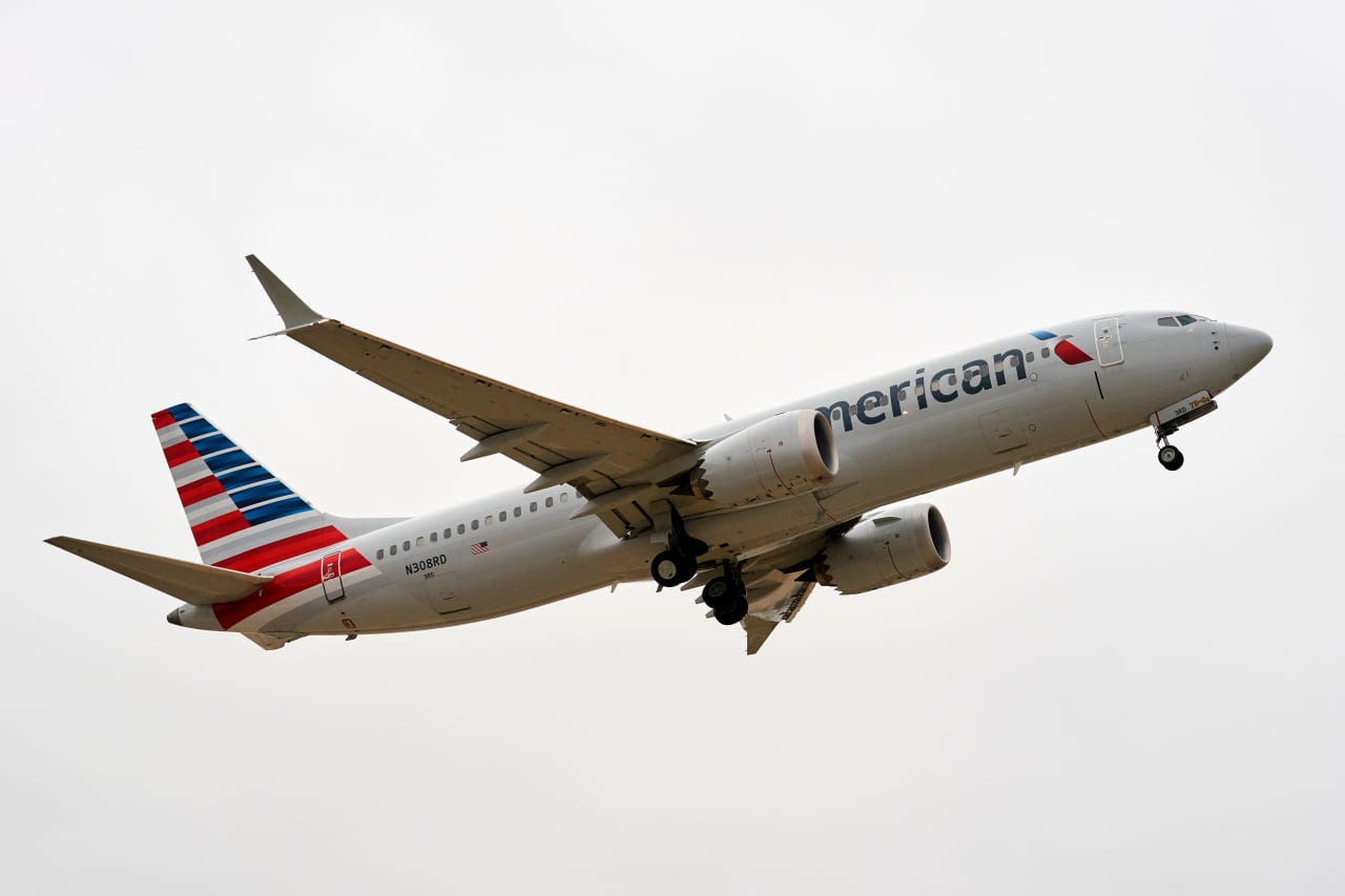 Aviation stocks in focus after deadly collision. American Airlines’ stock declines.