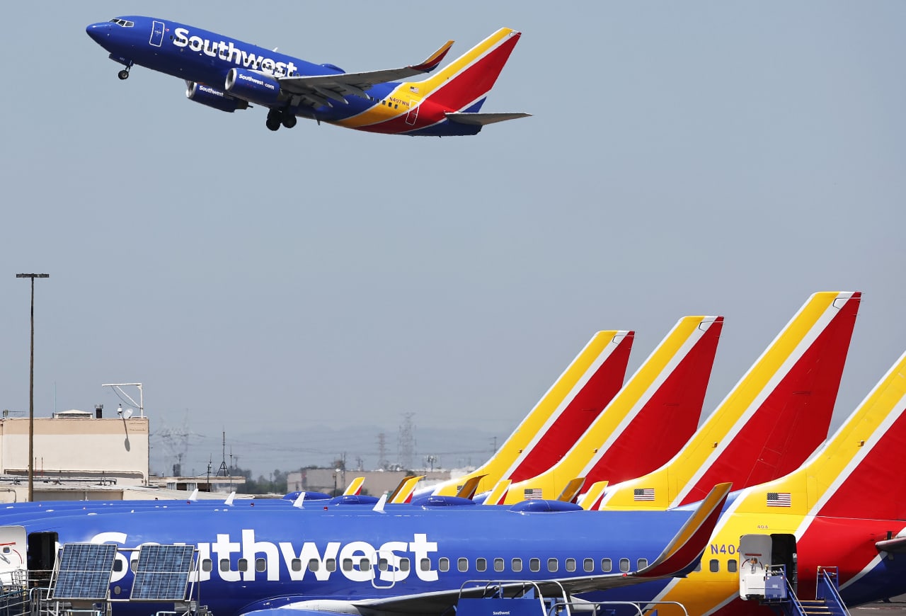 Southwest Airlines swings to a profit as fuel costs drop