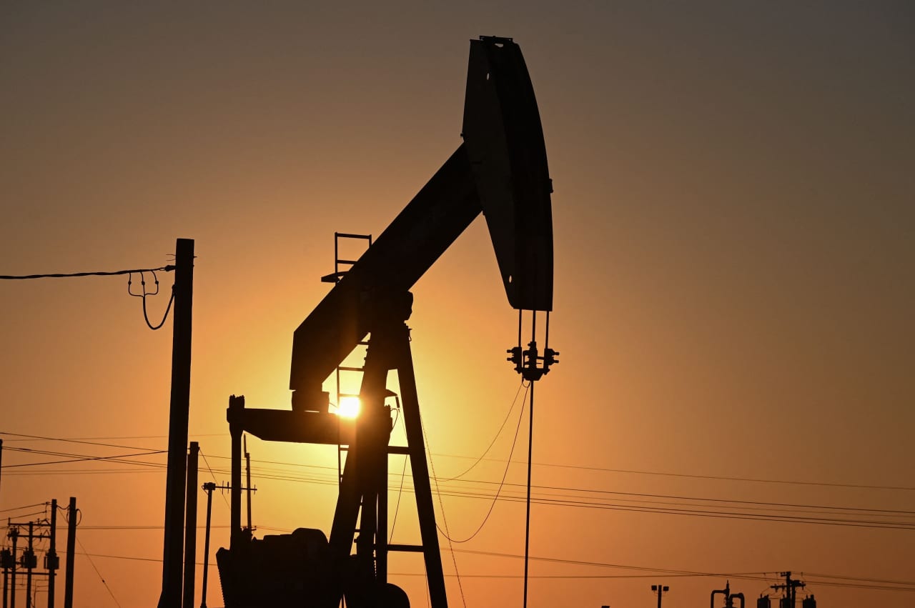 Oil prices head higher, on track to settle at the highest since October