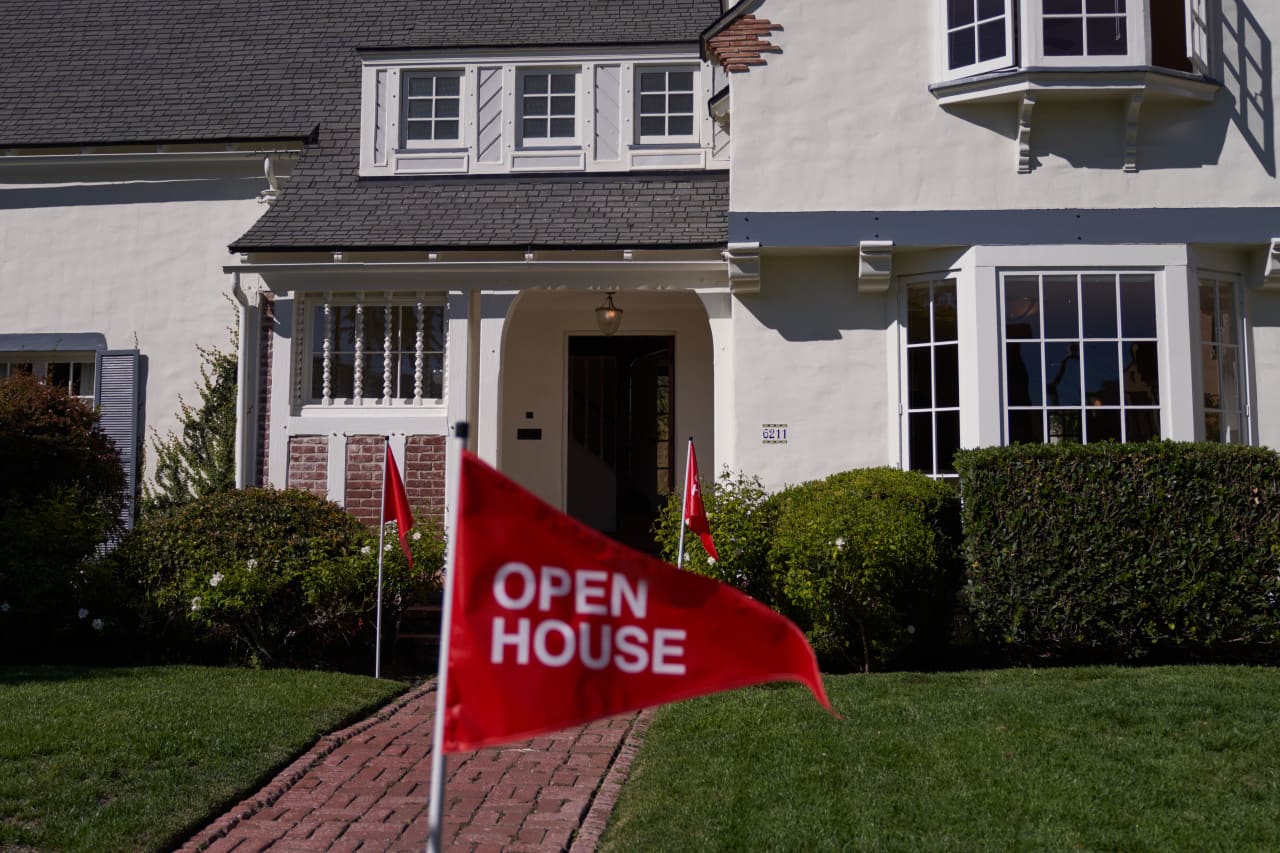 Mortgage rates climb above 7% for the first time in 8 months