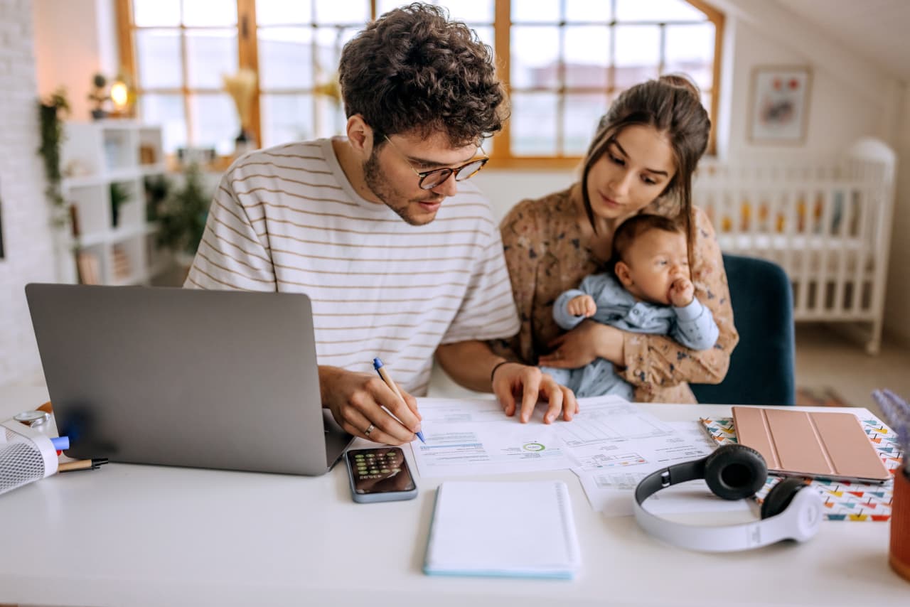 Take these steps to set financial goals for your family in 2025 — and reach them