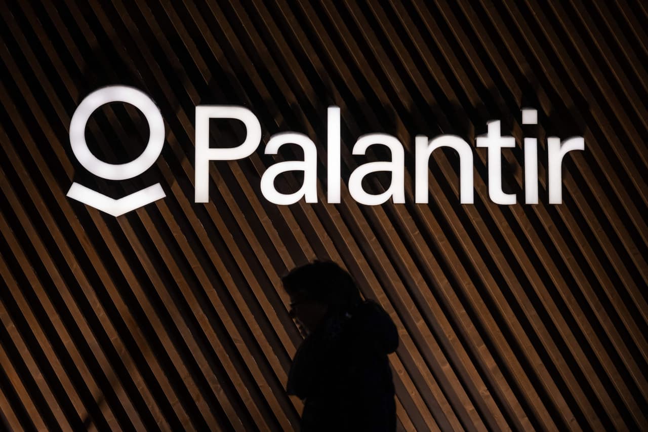 Palantir’s stock can hit , says the only analyst whose price target implies upside